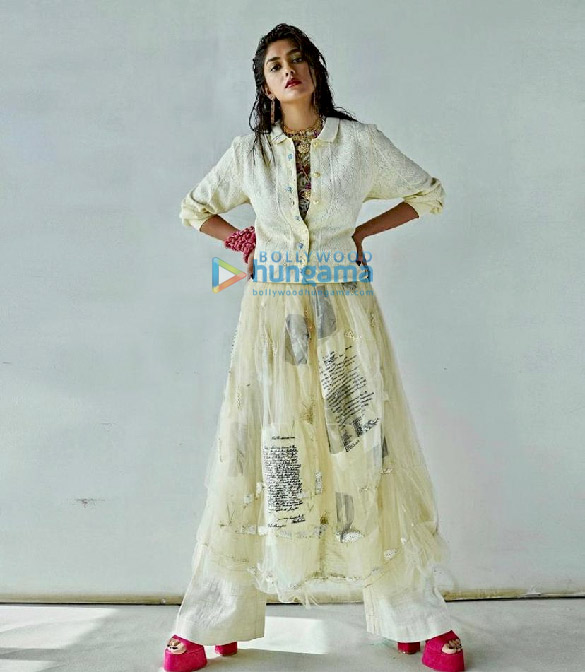 mrunal thakur 4 8