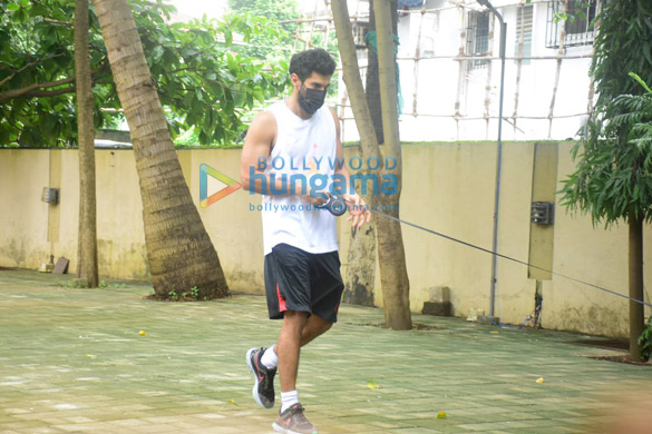 photos aditya roy kapoor spotted in bandra 6