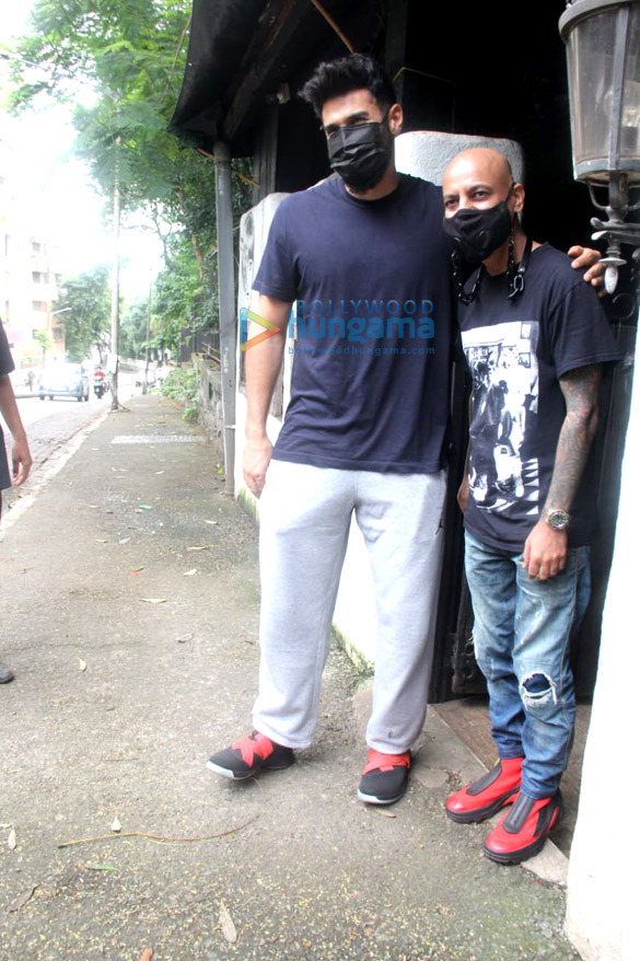 Photos: Aditya Roy Kapur spotted at Hakim’s Aalim salon in Khar Photos: Aditya Roy Kapur spotted at Hakim’s Aalim salon in Khar