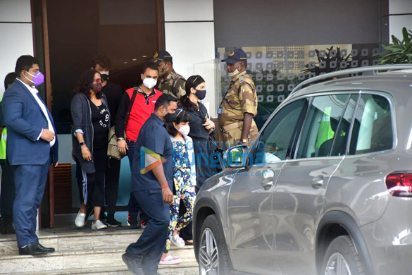 photos aishwarya rai bachchan and aaradhya bachchan snapped at kalina airport 2