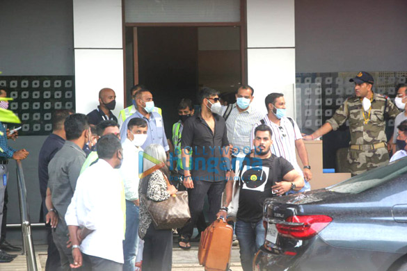 Photos: Ajay Devgn, Saif Ali Khan and Kareena Kapoor Khan with son Taimur spotted at Kalina airport Photos: Ajay Devgn, Saif Ali Khan and Kareena Kapoor Khan with son Taimur spotted at Kalina airport