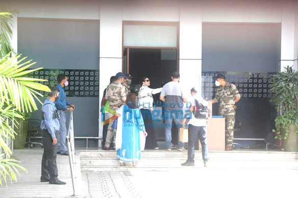 photos ajay devgn saif ali khan and kareena kapoor khan with son taimur spotted at kalina airport 3