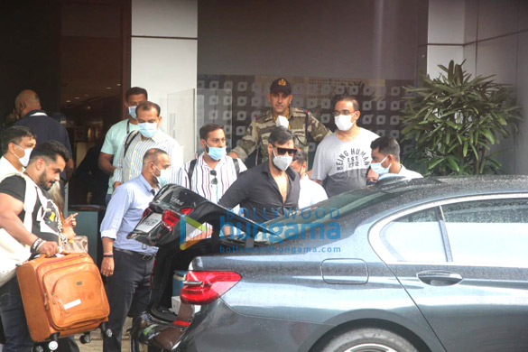 photos ajay devgn saif ali khan and kareena kapoor khan with son taimur spotted at kalina airport 4