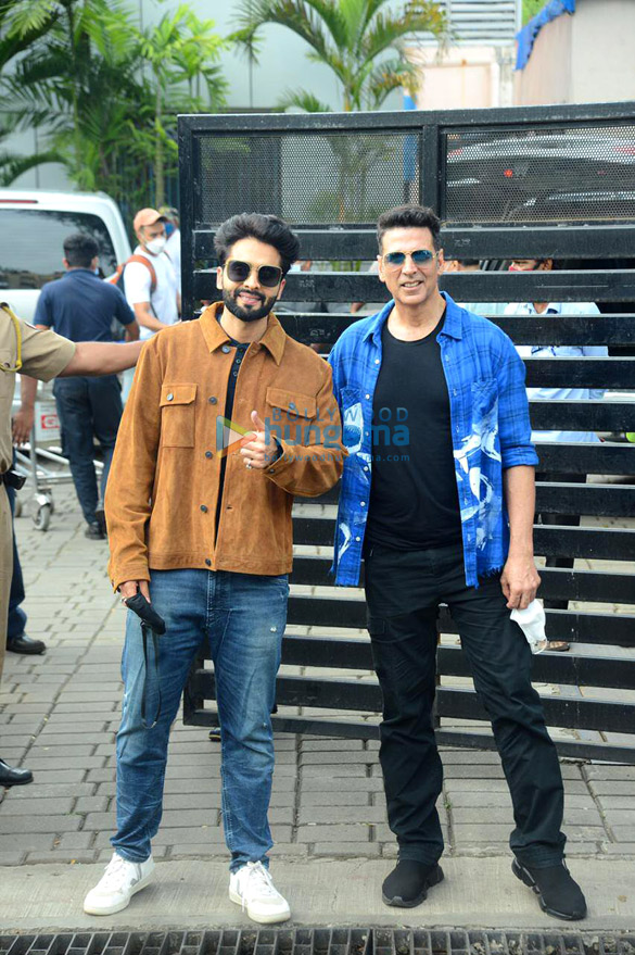 photos akshay kumar jackky bhagnani and kiara advani snapped at private airport 3