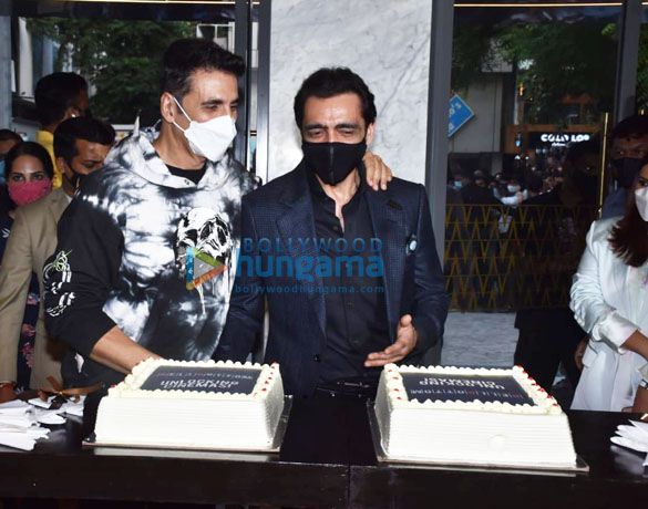 photos akshay kumar vaani kapoor lara dutta jackky bhagnani and deepshikha deshmukh celebrate the return of theatres along with a special cake cutting at pvr priya in delh 3