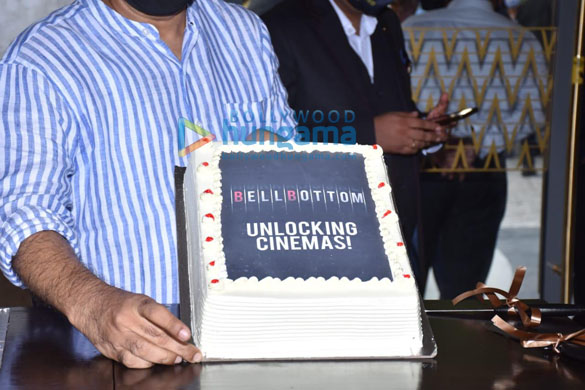photos akshay kumar vaani kapoor lara dutta jackky bhagnani and deepshikha deshmukh celebrate the return of theatres along with a special cake cutting at pvr priya in delh 5