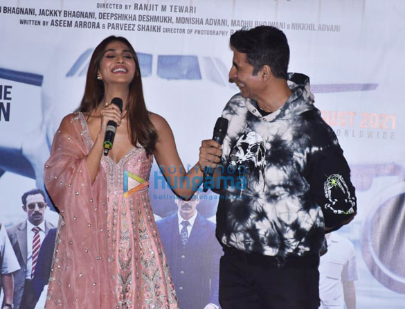 photos akshay kumar vaani kapoor lara dutta and others celebrate the return of theatres with a cake cutting ceremony in delhi 0825 4