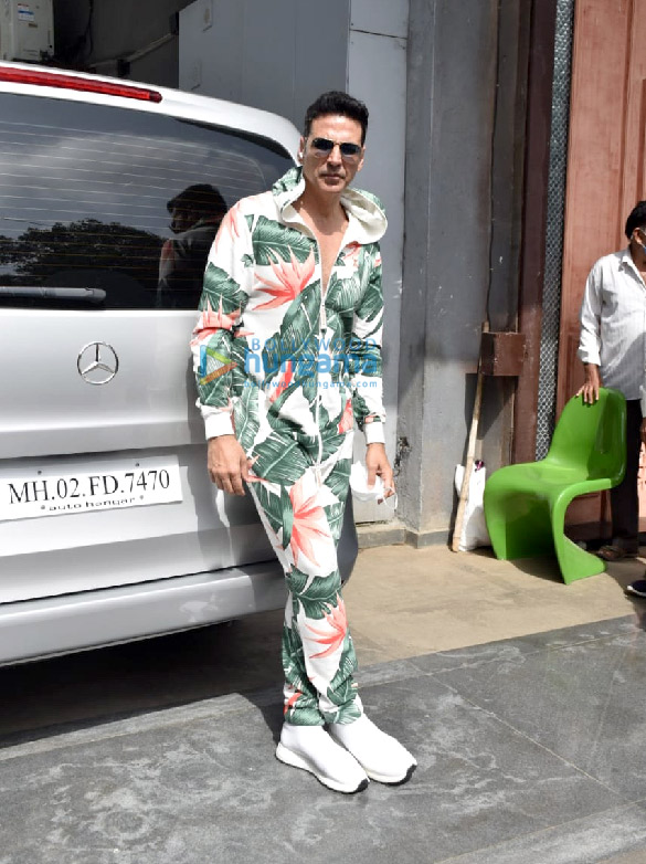photos akshay kumar and jackky bhagnani snapped during bellbottom promotions 5