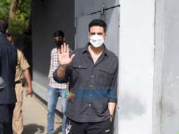 Photos: Akshay Kumar snapped at Pooja Entertainment office in Juhu