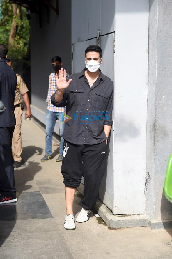 photos akshay kumar snapped at pooja entertainment office in juhu 3