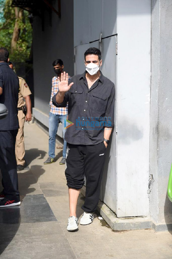 photos akshay kumar snapped at pooja entertainment office in juhu 5