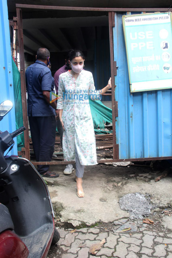 Photos: Alia Bhatt and Neetu Singh snapped at Krishna Raj’s bungalow Photos: Alia Bhatt and Neetu Singh snapped at Krishna Raj’s bungalow