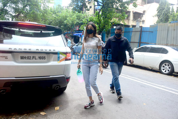 photos ananya panday spotted at zoya akhtars office in bandra 4