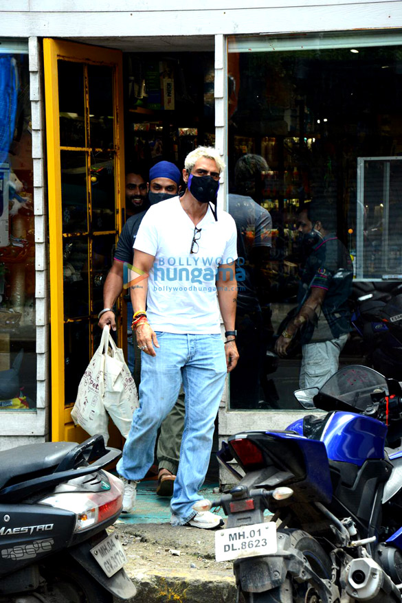 photos arjun rampal snapped at a bandra pet shop 2