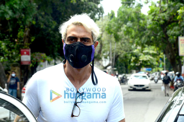 photos arjun rampal snapped at a bandra pet shop 4