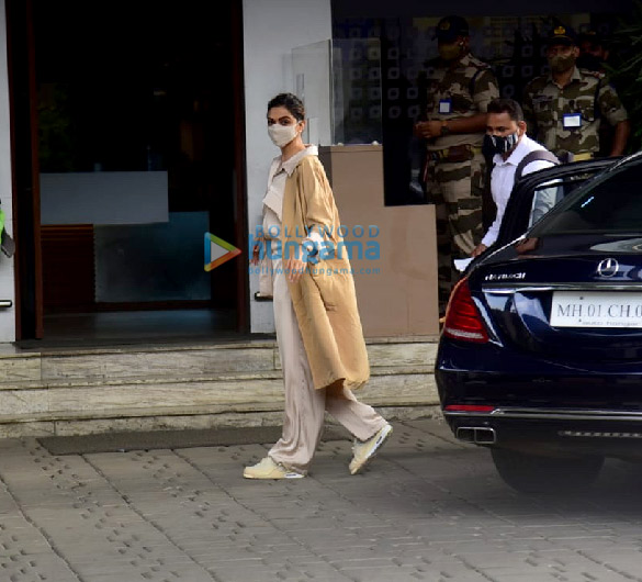 photos deepika padukone snapped at the airport in kalina 2