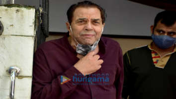 Photos: Dharmendra snapped at a dental clinic in Juhu