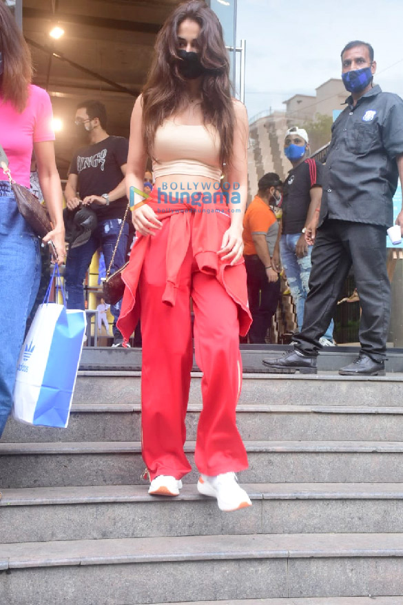 photos disha patani snapped in bandra 1 3