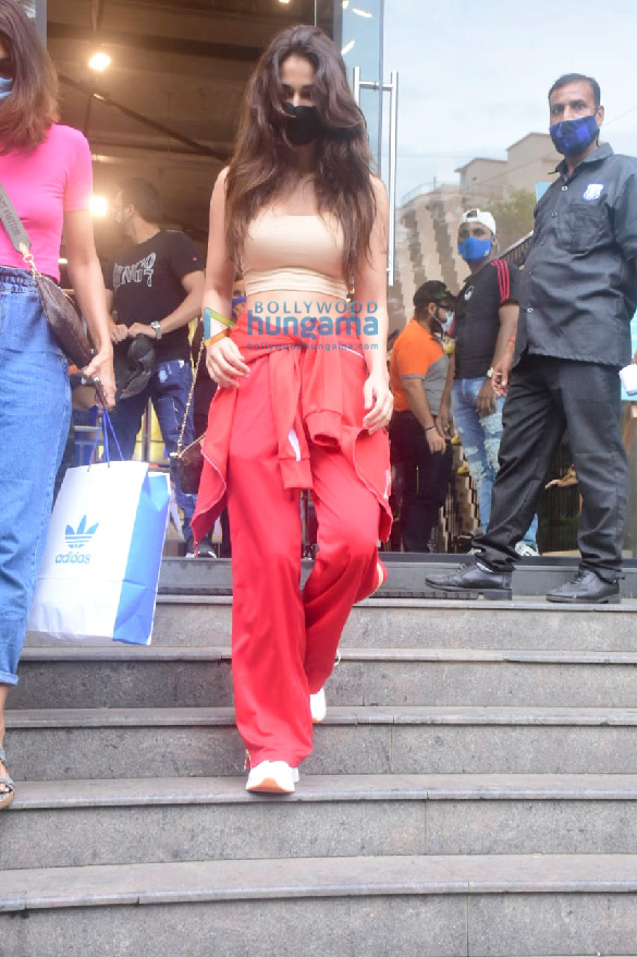 photos disha patani snapped in bandra 6