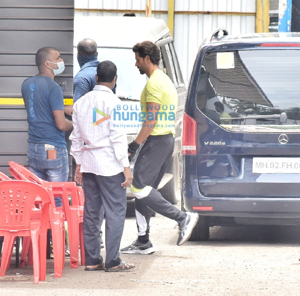 photos hrithik roshan snapped on the sets of a shoot 4