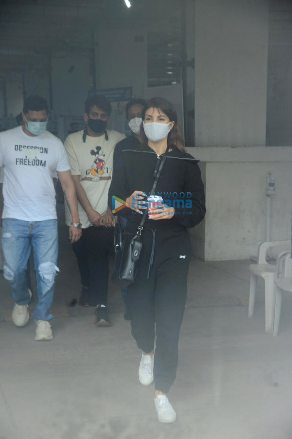 photos jacqueline fernandez snapped at a covid vaccine center 2