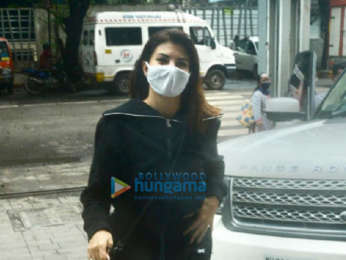 Photos: Jacqueline Fernandez snapped at a covid vaccine center