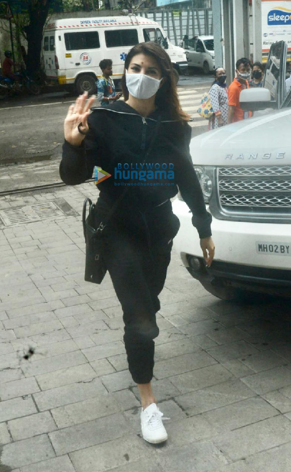 photos jacqueline fernandez snapped at a covid vaccine center 5