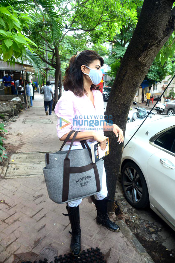 photos jacqueline fernandez snapped in bandra 5