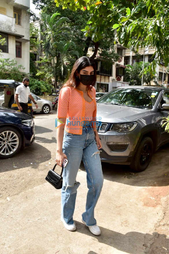 photos janhvi kapoor and khushi kapoor snapped at mizu restaurant in khar 4