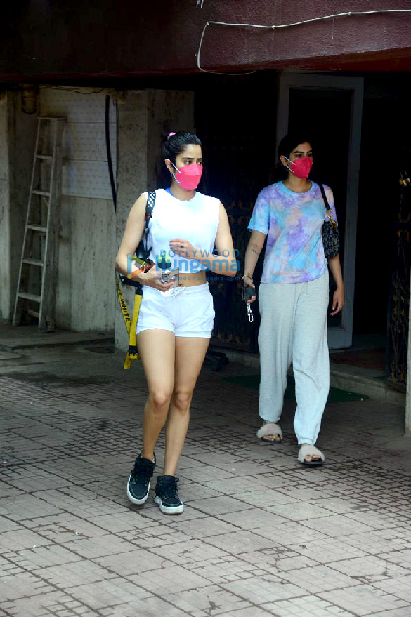 Photos: Janhvi Kapoor, Khushi Kapoor, Sara Ali Khan and Pooja Hegde spotted at Pilates class Photos: Janhvi Kapoor, Khushi Kapoor, Sara Ali Khan and Pooja Hegde spotted at Pilates class