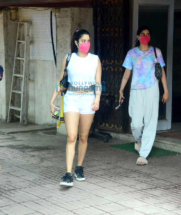 photos janhvi kapoor and khushi kapoor spotted at pilates class in khar 2