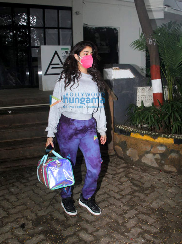 photos janhvi kapoor spotted at a gym in pali hill 2