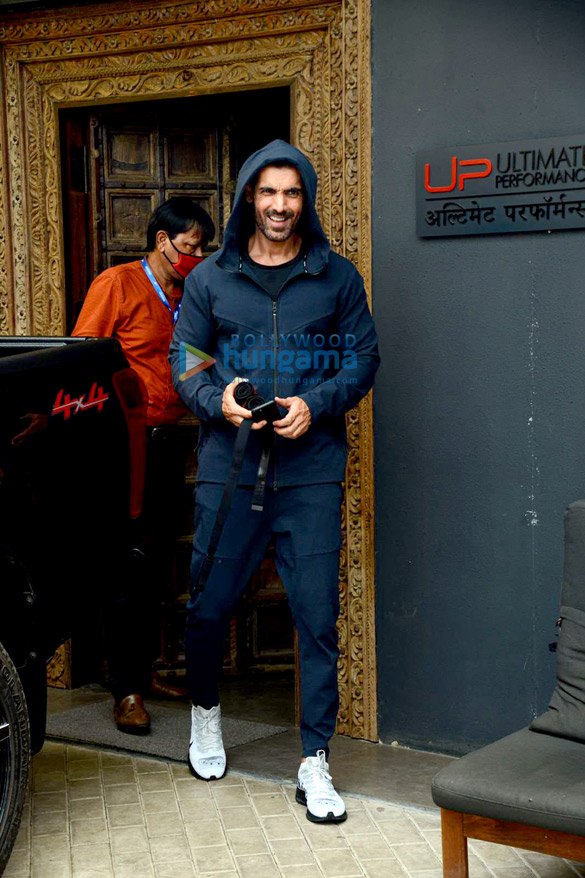 Photos: John Abraham snapped in Bandra Photos: John Abraham snapped in Bandra