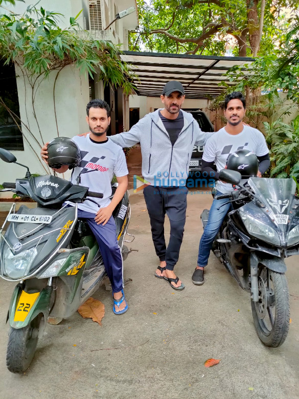 photos john abraham spotted with fans 1
