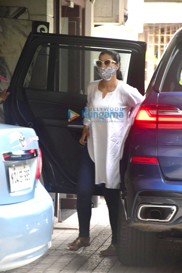 Photos: Kajol spotted at a clinic in Bandra Photos: Kajol spotted at a clinic in Bandra