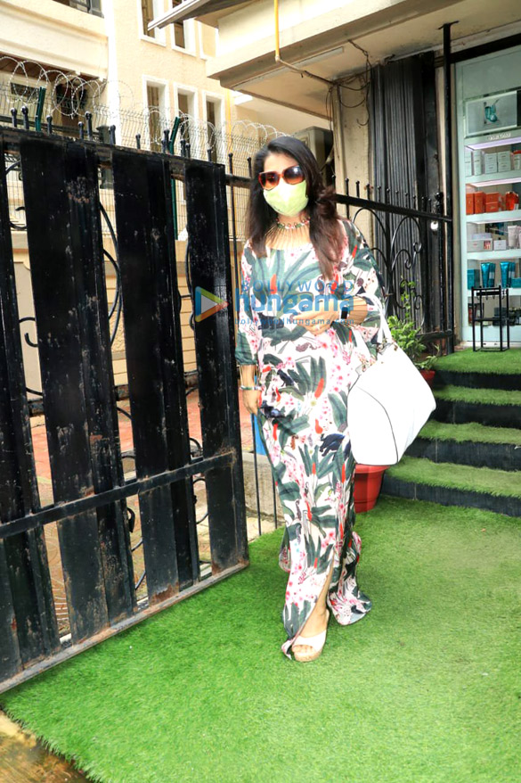 photos kajol with daughter nysa devgn snapped at salon in khar 4