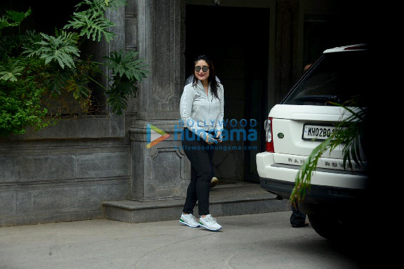 photos kareena kapoor khan saif ali khan jeh ali khan snapped in bandra 5