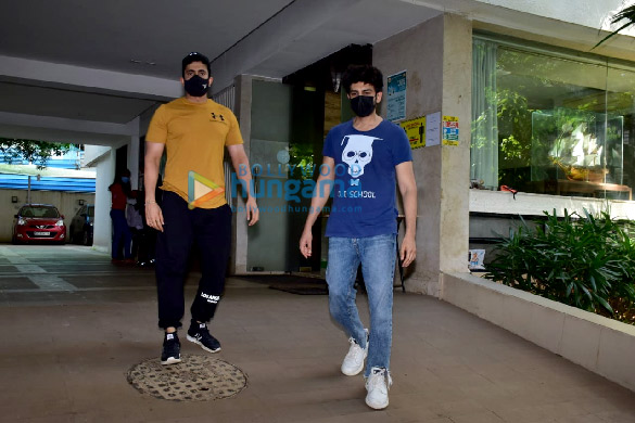 Photos: Kartik Aaryan and Sunny Singh Nijjar snapped in Juhu Photos: Kartik Aaryan and Sunny Singh Nijjar snapped in Juhu
