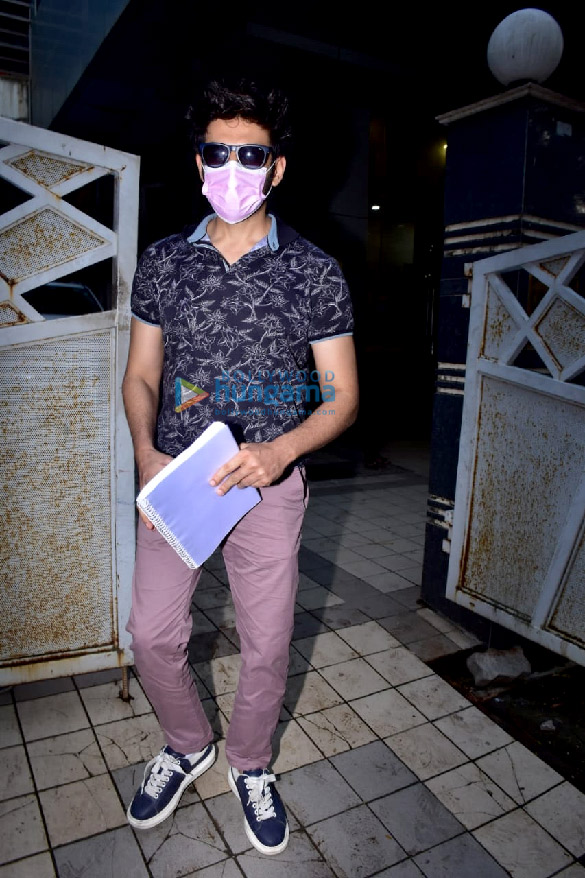 photos kartik aaryan snapped at rohit dhawans office in juhu 3 3