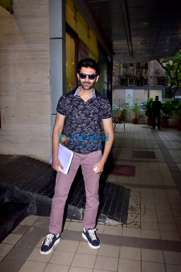 photos kartik aaryan snapped at rohit dhawans office in juhu 4 3