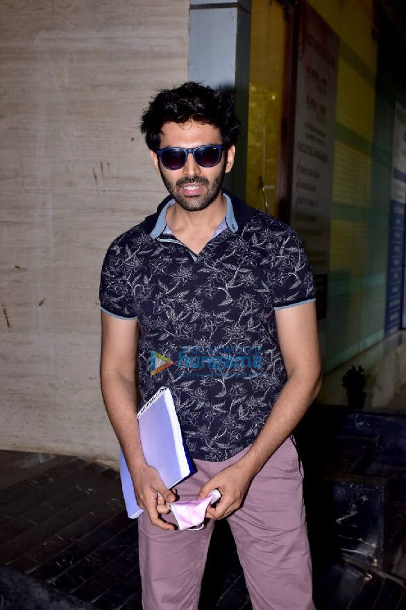 photos kartik aaryan snapped at rohit dhawans office in juhu 5 2