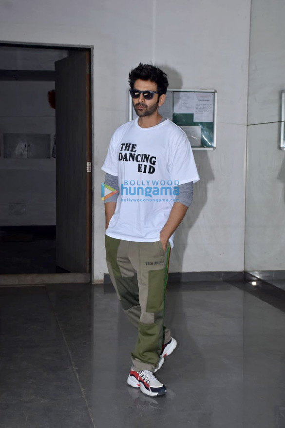 Photos: Kartik Aaryan snapped in Andheri Photos: Kartik Aaryan snapped in Andheri