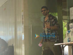 Photos: Kartik Aaryan snapped in Juhu