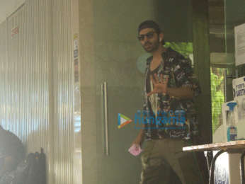 Photos: Kartik Aaryan snapped in Juhu