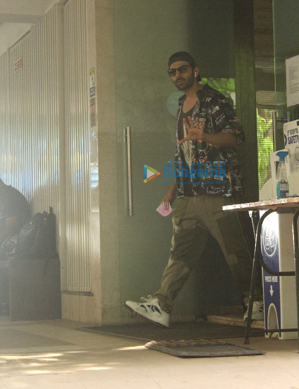 Photos: Kartik Aaryan snapped in Juhu Photos: Kartik Aaryan snapped in Juhu