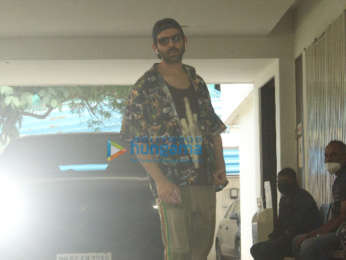 Photos: Kartik Aaryan snapped in Juhu