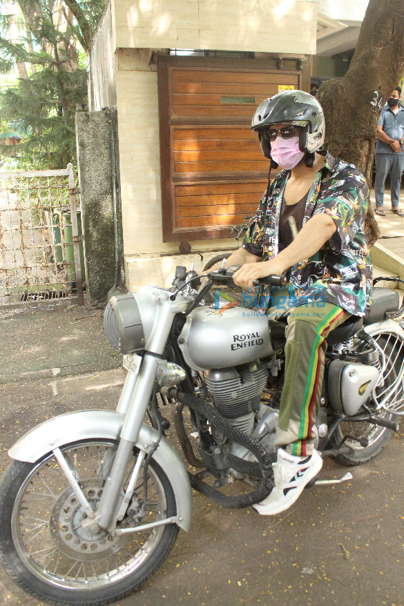 photos kartik aaryan snapped in juhu 4 11
