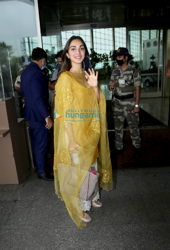 photos kiara advani mouni roy sidharth malhotra and others snapped at the airport 1