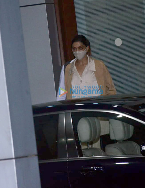 photos kiara advani mouni roy sidharth malhotra and others snapped at the airport 5