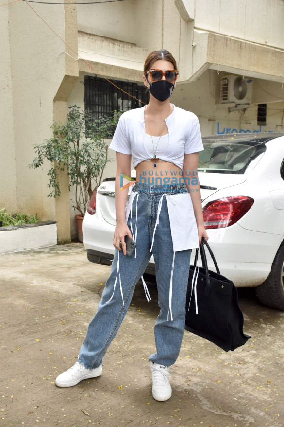 photos kriti sanon snapped in juhu 1 3